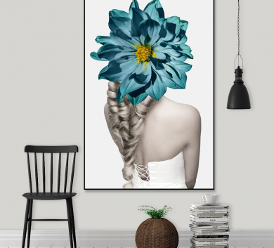 Cô Gái Bím Tóc Và Hoa Xanh